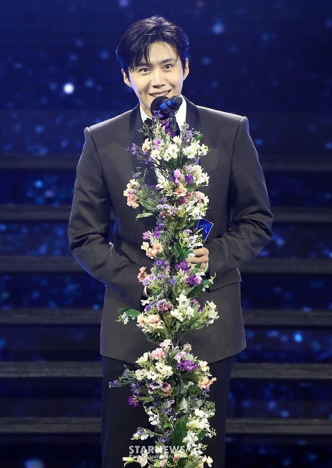 배우 김선호가 14일 필리핀 아레나에서 열린 '2023 아시아 아티스트 어워즈 인 필리핀'(2023 Asia Artist Awards IN THE PHILIPPINES, 이하 '2023 AAA')에서 'AAA 베스트 아티스트 상'을 수상하고 소감을 말하고 있다.   '2023 AAA'는 스타뉴스가 주최하고 Asia Artist Awards 조직위원회, TONZ 엔터테인먼트, PULP Live World가 공동 주관한다. 그룹 아이브(IVE) 장원영, 가수 강 /사진=임성균