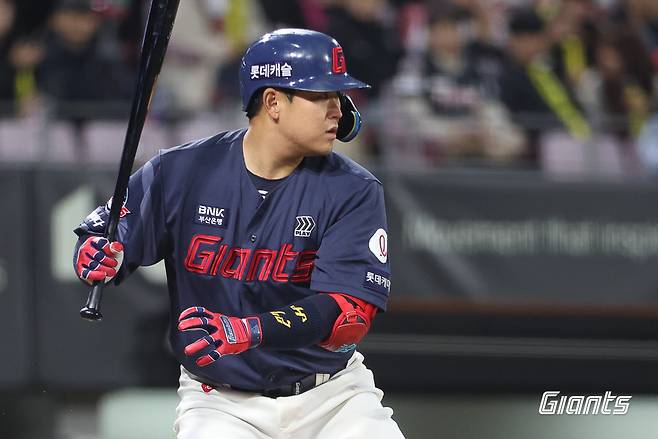 롯데 자이언츠 포수 유강남. 2024 시즌 정규리그 개막 이후 극심한 타격 슬럼프에 빠져 있다. 사진 롯데 자이언츠