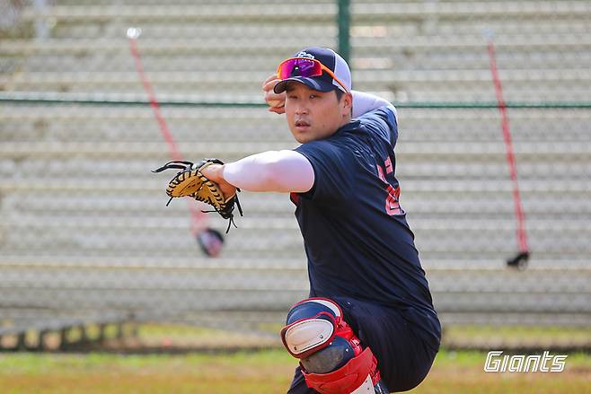 롯데 자이언츠 포수 유강남. 2024 시즌 정규리그 개막 이후 극심한 타격 슬럼프에 빠져 있다. 사진 롯데 자이언츠