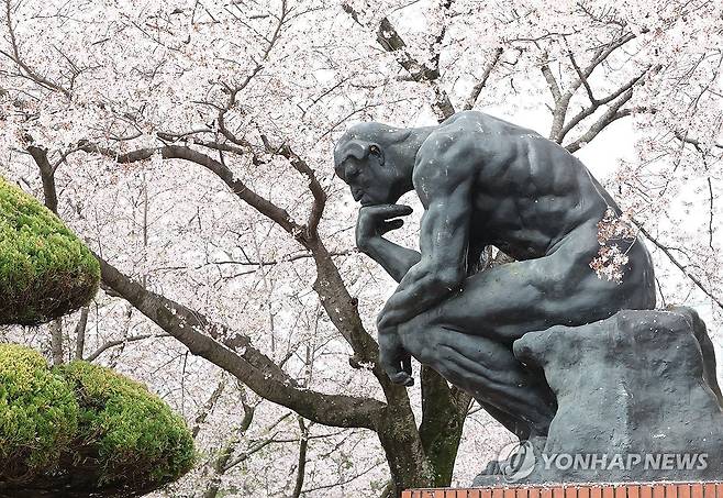 봄 생각 (창원=연합뉴스) 김동민 기자 = 낮 최고 기온이 16도까지 오른 4일 경남 창원시 창원대학교 한 조각상 뒤로 벚꽃 등 봄기운이 느껴진다. 2024.4.4 image@yna.co.kr