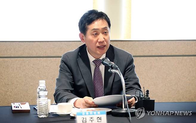 김주현 금융위원장 (서울=연합뉴스) 김주현 금융위원장이 4일 서울 중구 은행회관 뱅커스클럽에서 마이데이터 2.0 추진 방안을 발표하고 있다. 2024.4.4 [금융위원회 제공. 재판매 및 DB 금지] photo@yna.co.kr