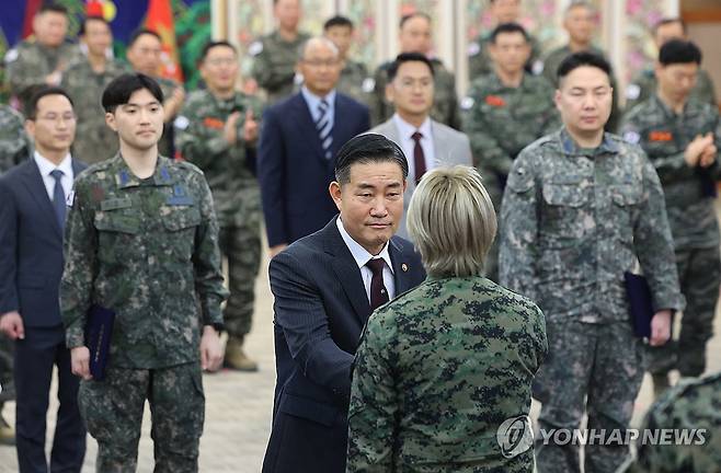 모범 예비군 증서 건네는 신원식 장관 (서울=연합뉴스) 김성민 기자 = 신원식 국방부 장관이 4일 오전 서울 용산구 국방컨벤션에서 열린 '모범예비군 증서 및 표창수여식'에서 증서를 건네고 있다. 2024.4.4 ksm7976@yna.co.kr