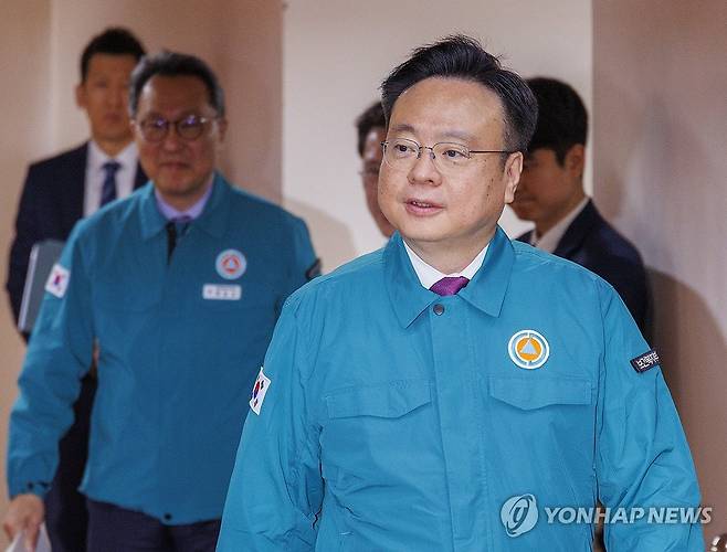 중대본 회의 입장하는 조규홍 복지부 장관과 박민수 2차관 (서울=연합뉴스) 황광모 기자 = 조규홍 보건복지부 장관(앞)과 박민수 2차관이 5일 오후 서울 종로구 정부서울청사에서 열린 의사 집단행동 대응 중앙재난안전대책본부 회의에 입장하고 있다. 2024.4.5 hkmpooh@yna.co.kr