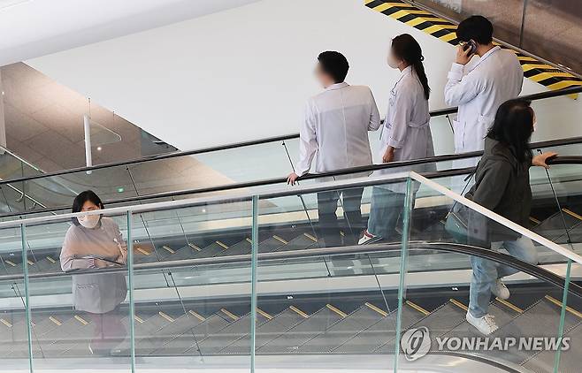 대통령, 전공의들에 대화 제안 (서울=연합뉴스) 서대연 기자 = 윤석열 대통령이 의대 증원에 반발해 집단행동을 이어가고 있는 전공의들을 직접 만나 대화하겠다고 제안한 가운데 3일 오전 서울 한 대학병원에서 의료진이 이동하고 있다. 2024.4.3 dwise@yna.co.kr