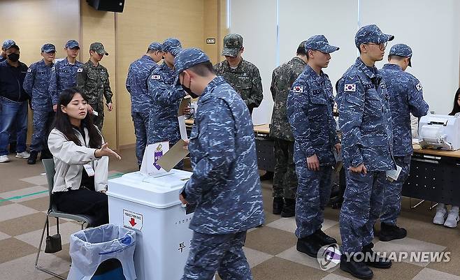 사전투표하는 해군 병사들 (인천=연합뉴스) 임순석 기자 = 제22대 국회의원선거 사전투표가 시작된 5일 오전 인천 중구 연안동행정복지센터 사전투표소에서 인천해역방어사령부 소속 해군 병사들이 투표하고 있다. 2024.4.5 soonseok02@yna.co.kr