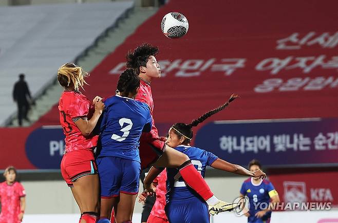 헤딩하는 고유나 (이천=연합뉴스) 홍기원 기자 = 5일 경기도 이천종합운동장에서 열린 여자 축구 국가대표팀 평가전 대한민국과 필리핀의 경기. 대한민국 고유나가 헤딩하고 있다. 2024.4.5