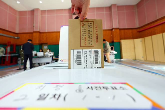 제22대 국회의원 선거 사전투표 둘째날인 6일 오전 광주 서구 치평초등학교에 마련된 사전투표소에서 한 유권자가 투표를 하고 있다. (사진=연합뉴스)