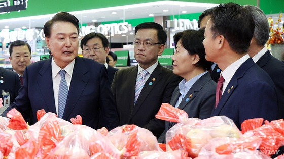 윤석열 대통령이 지난달 18일 서울 하나로마트 양재점 과일 매장에서 과일 물가 현장 점검을 하고 있다.