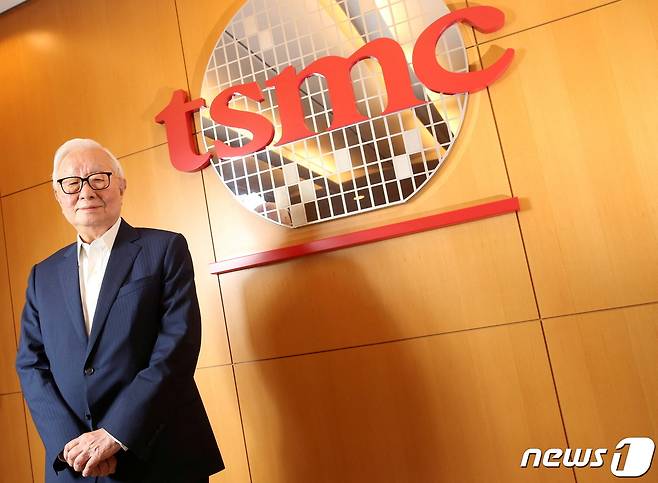 모리스 창 TSMC 창업자가 회사 로고 앞에 서 있다. ⓒ 로이터=뉴스1 ⓒ News1 박형기 기자