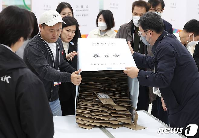 제22대 국회의원 총선거 사전투표가 끝난 6일 오후 서울 서초구 내곡열린문화센터에 마련된 사전투표소에서 관계자들이 관외 투표용지가 들어있는 투표함을 개봉하고 있다. 이날 사전투표율은 최종 31.28%로 역대 최고를 기록했다. 2024.4.6/뉴스1 ⓒ News1 김민지 기자