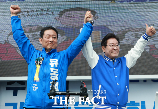 더불어민주당 이재명 대표가 4일 부산 수영구 광안사거리에서 유동철 후보를 지원유세를 하고 있다. /뉴시스