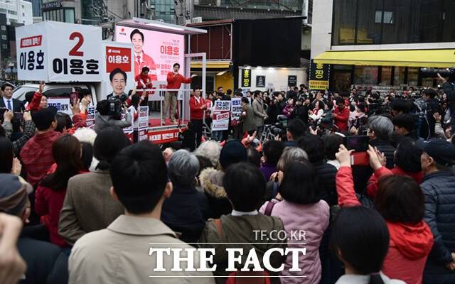 선거를 코앞에 두고 국민의힘 후보들이 좀처럼 오르지 않는 지지율에 고민이 깊어지고 있다. 한동훈 국민의힘 비상대책위원장이 제22대 국회의원 선거운동 첫날인 지난달 28일 오전 서울 서대문구 신촌 유플렉스 일대에서 이용호 서대문갑 후보의 지원 유세를 하고 있다. /이새롬 기자