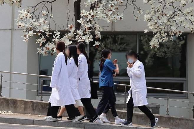 서울 시내 한 대형병원에서 의료진이 목련이 핀 나무를 지나 이동하고 있다. [사진출처= 연합뉴스]