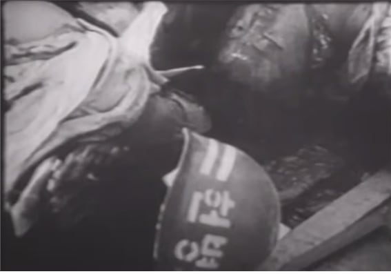 1950년 6월 28일 오후 북한군 선전대가 촬영한 한강 인도교 상판 위의 사망자. 헬멧 위의 헌병 글자가 선명하다. 동영상 캡처.