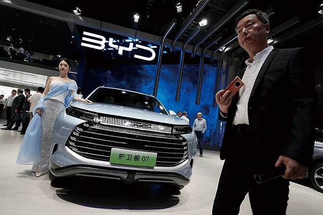 지난해 8월 상하이 모터쇼에서 선보인 중국 전기차 업체 비야디(BYD)의 신형 전기차. BYD는 지난해 4분기 전기차 판매량 순위에서 처음으로 테슬라를 제치고 세계 1위 자리에 올랐다./뉴시스