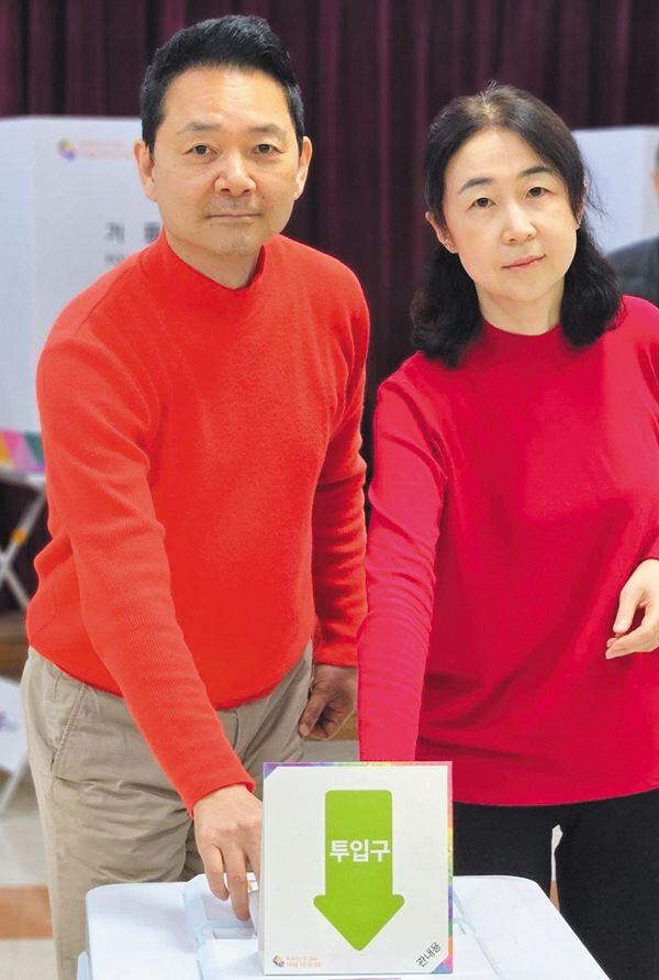 국민의힘 장성민(왼쪽) 후보는 5일 배우자와 함께 안산시 해양동 행정복지센터에서 사전 투표를 했다. /김민기 기자