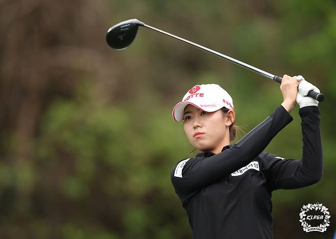 황유민이 6일 제주 테디밸리 골프앤리조트에서 열린 KLPGA 투어 두산건설 위브 챔피언십 3라운드 2번홀에서 티샷 하고 있다./KLPGT