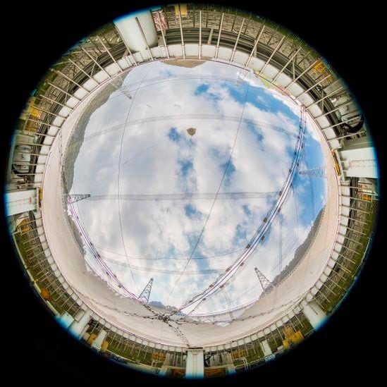 지상 최대 크기 구경의 전파 망원경 텐옌(天眼)의 반사경./신화 연합뉴스