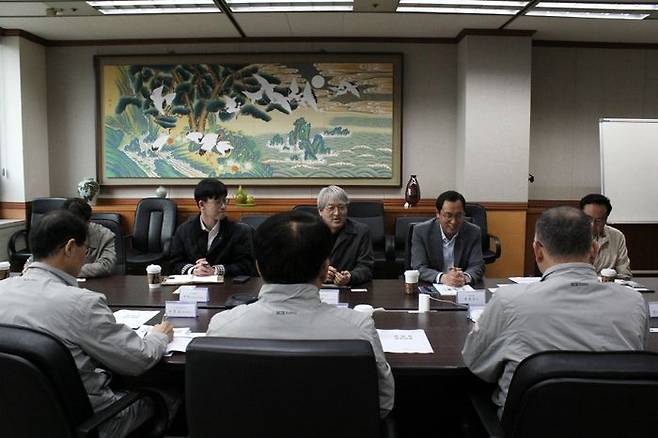 지난 3일 용인특례시와 고등기술연구원이 처인구 백암면 지역발전을 위한 공익사업들을 논의하고 있는 모습. ⓒ용인시 제공