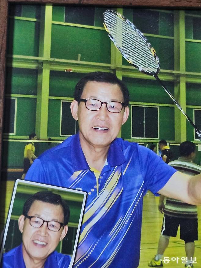 목이균 회장이 배드민턴를치다가 포즈를 취했다. 목이균 회장 제공.
