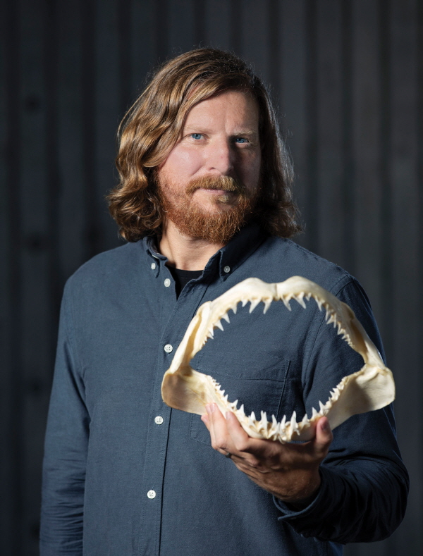 가레스 프레져 미국 플로리다대 생물학과 교수는 척추동물의 이빨과 피부 부속기관 등을 통한 생물의 진화와 재생을 연구하고 있다. 특히 상어의 이빨 재생 방식을 인간 치아 재생에 활용하고자 한다. Brianne Lehan 제공