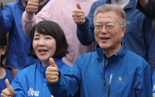 문재인 전 대통령과 김지수 민주당 경남 창원의창 후보가 4일 오전 경남 창원시 창원대학교 교정을 산책하며 시민과 기념 촬영하고 있다. 연합뉴스