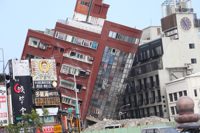 규모 7.2(미국·유럽 지진당국 발표는 7.4) 강진 발생 이틀째를 맞은 4일 타이베이 화롄현의 붕괴직전까지 기울어진 톈왕성 빌딩 인근에서 철거 작업이 진행되고 있다. 연합뉴스