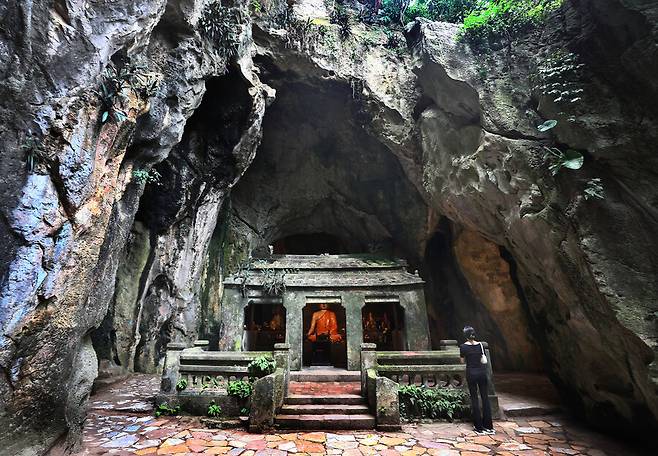 베트남 다낭에 있는 오행산 중 하나인 수산에 오르면 웅장한 동굴을 만나게 된다. 한국인 여행객 한 명이 동굴 안에 있는 불교 건축물 앞에서 기도하고 있다. 박미향 기자