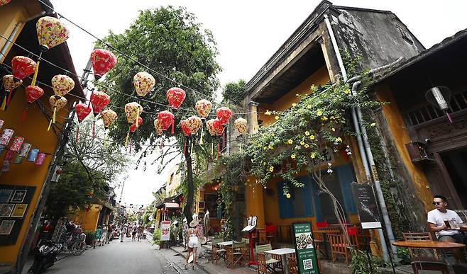 이국적인 풍경이 여행객의 마음을 사로잡는 호이안. 호이안의 ‘옛 거리’(올드 타운)를 걷다 보면 화려한 ‘소원 등’과 알록달록한 색깔 지붕 등을 만나게 된다. 박미향 기자