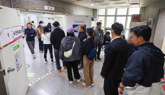 제22대 국회의원선거 사전투표 마지막 날인 6일 서울 중구 명동주민센터에 마련된 사전투표소에 유권자들이 줄을 서 있다. 연합뉴스