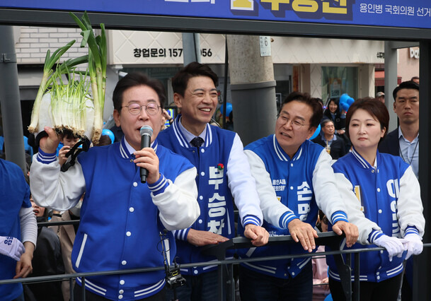 이재명 더불어민주당 대표가 6일 경기 용인시 수지구 풍덕천사거리에서 지원 유세를 하던 중 ‘대파 헬멧’을 들어 보이고 있다. 연합뉴스