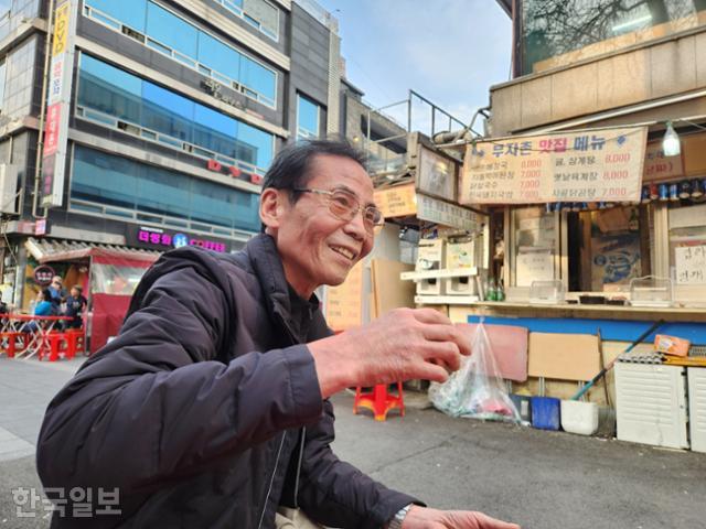 2일 오후 서울 종로구 노포 술집 부자촌 앞 플라스틱 의자에 앉은 한 손님이 잔술을 먹고 있다. 이서현 기자