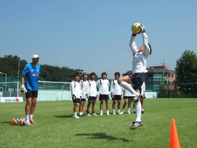 2008년 초등·중학교 여자골키퍼 선수들을 대상으로 실시한 대교여자축구단 골키퍼 클리닉에서 신의손 당시 대교GK코치가 직접 강사로 나서 코칭하고 있다. 대교캥거루스 제공