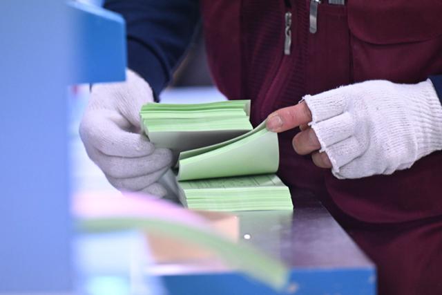 1일 경기 안양시의 인쇄소에서 직원들이 제22대 국회의원 선거 투표용지를 검수하고 있다. 공동취재사진