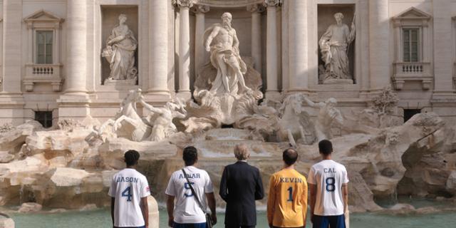 노숙인들은 월드컵 경기가 중요하지만 짬을 내 로마를 관광하기도 한다. 넷플릭스 제공