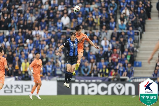 [사진= 한국프로축구연맹] 제주 유나이티드는 6일 오후 4시 30분 인천축구전용경기장에서 열린 '하나은행 K리그1 2024' 6라운드에서 인천 유나이티드에 1-0으로 승리했다. 이로써 제주는 2연승과 함께 3승 1무 2패(승점 10)로 4위에 도약했다.