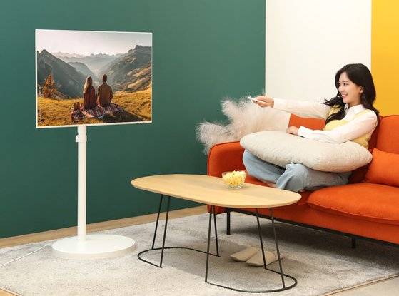 삼성전자가 지난 2일 43형 모니터용 ‘무빙 스탠드’를 출시했다. 사진 삼성전자