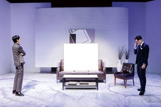 연극 '아트' 공연 스틸컷. 소파에 놓인 '하얀 판때기'가 갈등의 씨앗이 된다. 사진 더블케이엔터테인먼트