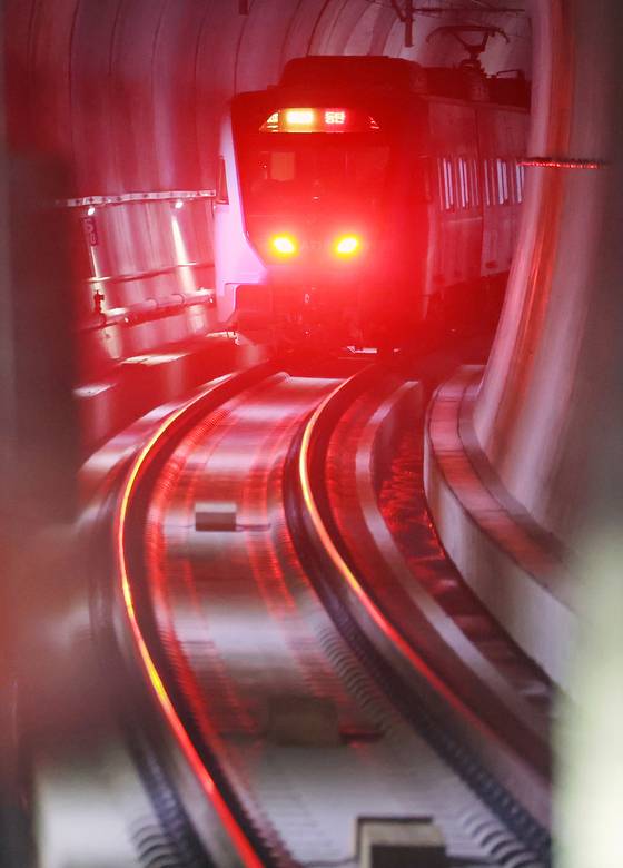 서울 수서역을 출발한 동탄행 GTX 열차가 시범운행을 하고 있다. [연합뉴스]