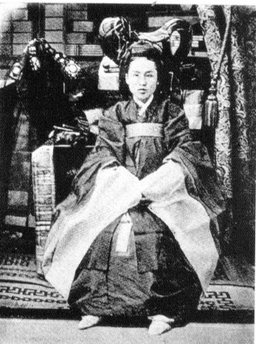 사진 4. ‘예복 차림의 궁중 귀부인’이란 캡션이 붙 은 사진, 카를로 로세티, 『한국과 한국인』, 1904.