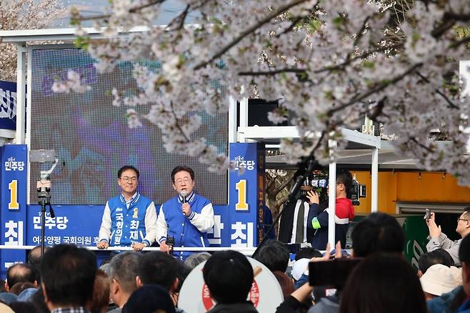 더불어민주당 이재명 대표가 6일 경기 양평군 양평체육공원에서 최재관 후보 지원 유세를 하고 있다. 연합뉴스