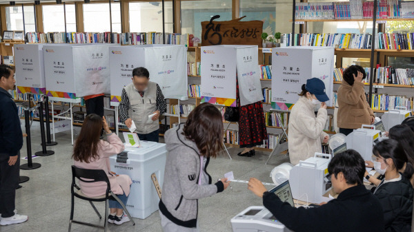 제 22대 총선 사전투표날인 6일 부산진구 초읍동주민센터 1층 북카페에서 유권자들이 소중한 한 표를 행사하고 있다. 이원준 기자