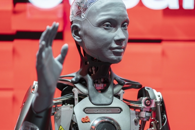 올해 2월 스페인 바르셀로나에서 개최된 세계 최대 이동통신 전시회 ‘모바일 월드 콩그레스24’에서 휴머노이드 로봇 ‘아메카’가 관람객들에게 인사하고 있는 모습. AP 연합뉴스