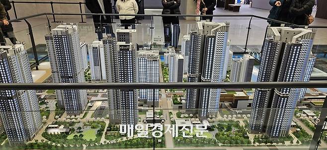 방문객들이 지난 8일 인천 연수구 송도동 ‘송도자이풍경채 그라노블’ 견본주택에 설치된 단지 모형도를 살펴보고 있다. [이가람 기자]