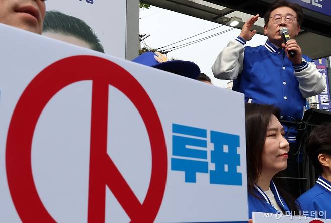 [서울=뉴시스] 이영환 기자 = 이재명 더불어민주당 대표가 6일 오전 서울 성동구 금남시장 인근에서 박성준 중구성동구을 후보 지원유세를 하고 있다. 2024.04.06. 20hwan@newsis.com /사진=이영환