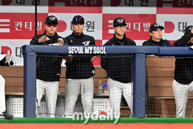 2024년 4월 6일 오후 서울 고척스카이돔에서 진행된 '2024 신한 SOL 뱅크 KBO 리그' 한화-키움의 경기. 한화 최원호 감독이 경기를 지켜보고 있다./고척=곽경훈 기자 kphoto@mydaily.co.kr