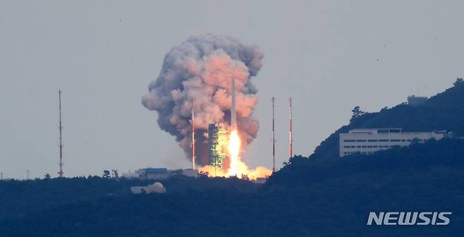 [여수=뉴시스] 김선웅 기자 = 25일 전남 여수시 낭도에서 바라본 고흥 나로우주센터 발사대에서 한국형 우주 발사체 누리호(KSLV-Ⅱ)가 발사돼 우주로 날아오르고 있다. 지난 24일 통신문제로 예정된 발사가 하루 연기된 누리호의 3차 발사에서는 1,2차 시험 발사 때와는 달리 주탑재위성인 차세대소형위성 2호와 민간 위성 등을 포함해 실제 우주 임무를 수행하는 8기의 실용 위성이 누리호에 탑재됐다. 2023.05.25. mangusta@newsis.com