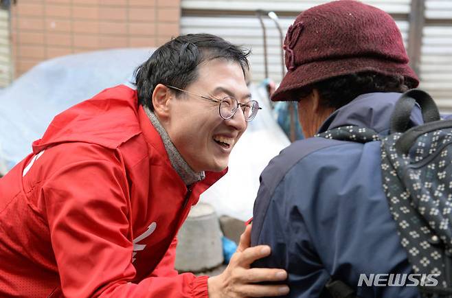 [울산=뉴시스] 배병수 기자 = 김상욱 국민의힘 남구갑 후보가 29일 오전 울산 남구 신정시장에서 어르신에게 인사를 하고 있다. 2024.03.29. bbs@newsis.com