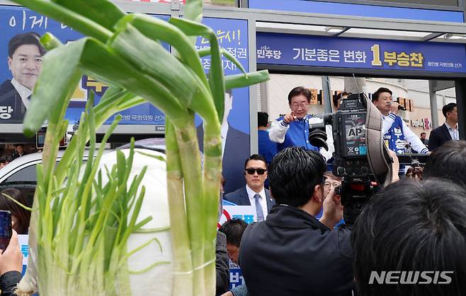 [용인=뉴시스] 이영환 기자 = 이재명 더불어민주당 대표가 6일 오후 경기 용인시 수지구 풍덕천사거리에서 열린  부승찬 용인병 후보 지원유세에서 대파 헬멧을 착용하고 온 지지자에게 손짓을 하고 있다. 2024.04.06. 20hwan@newsis.com