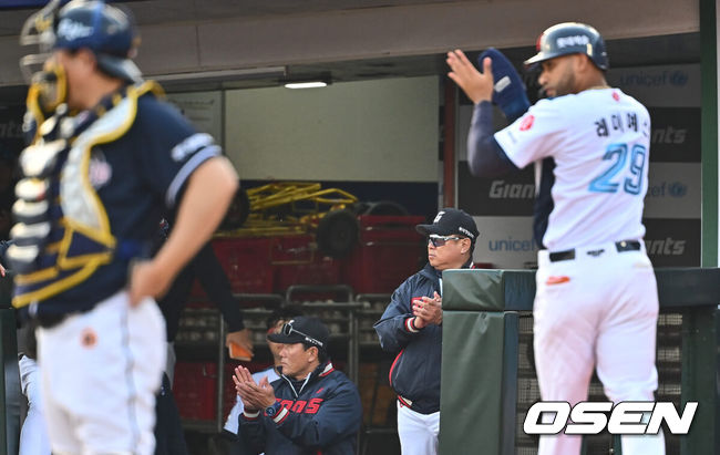 [OSEN=부산, 이석우 기자] 6일 부산 사직구장에서 2024 신한 SOL 뱅크 KBO 리그 롯데 자이언츠와 두산 베어스의 경기가 열렸다. 전날 1점차로 아쉬운 패배를 기록한 롯데는 안경 에이스 박세웅을 선발로 내세워 설욕전을 펼치며 연패를 끊은 두산은 곽빈을 선발로 내세워 연승을 노린다.롯데 자이언츠 김태형 감독과 레이예스가 3회말 2사 1루 전준우의 우익수 오른쪽 뒤에 떨어지는 1타점 2루타 때 박수를 치고 있다. 2024.04.06 / foto0307@osen.co.kr